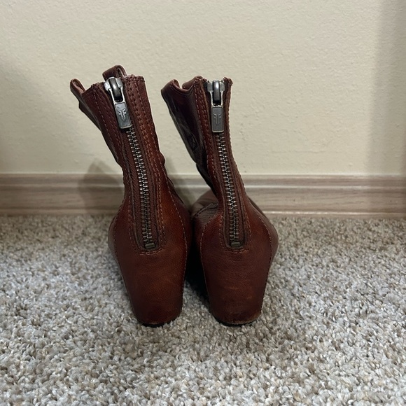 Frye Carson Wedge Cognac Brown Leather Ankle Booties Women’s Size 6 Zip Up Heel - Picture 6 of 13